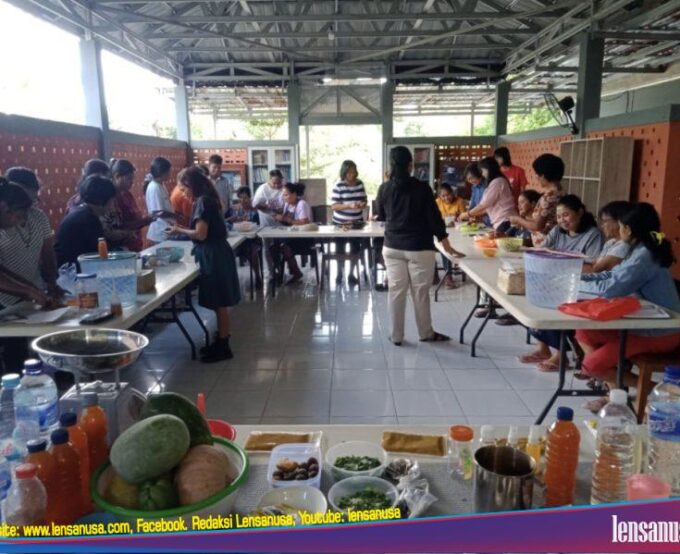 ketua Yayasan Anugerah Anak Sumba (Y-AAS) menggelar Pelatihan pembuatan Eco Enzim dan Enzim buah bersama beberapa Komunitas Masyarakat di Sumba Timur bertempat di Aula Yayasan AAS di Kabupaten Sumba Timur pada Selasa, 18 Juni 2024.